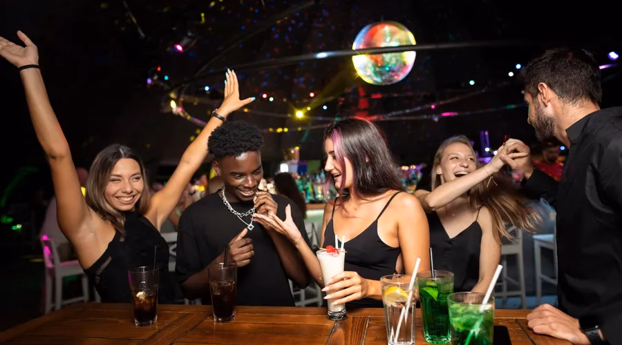 ¿Cómo se escribe ambiente de fiesta?