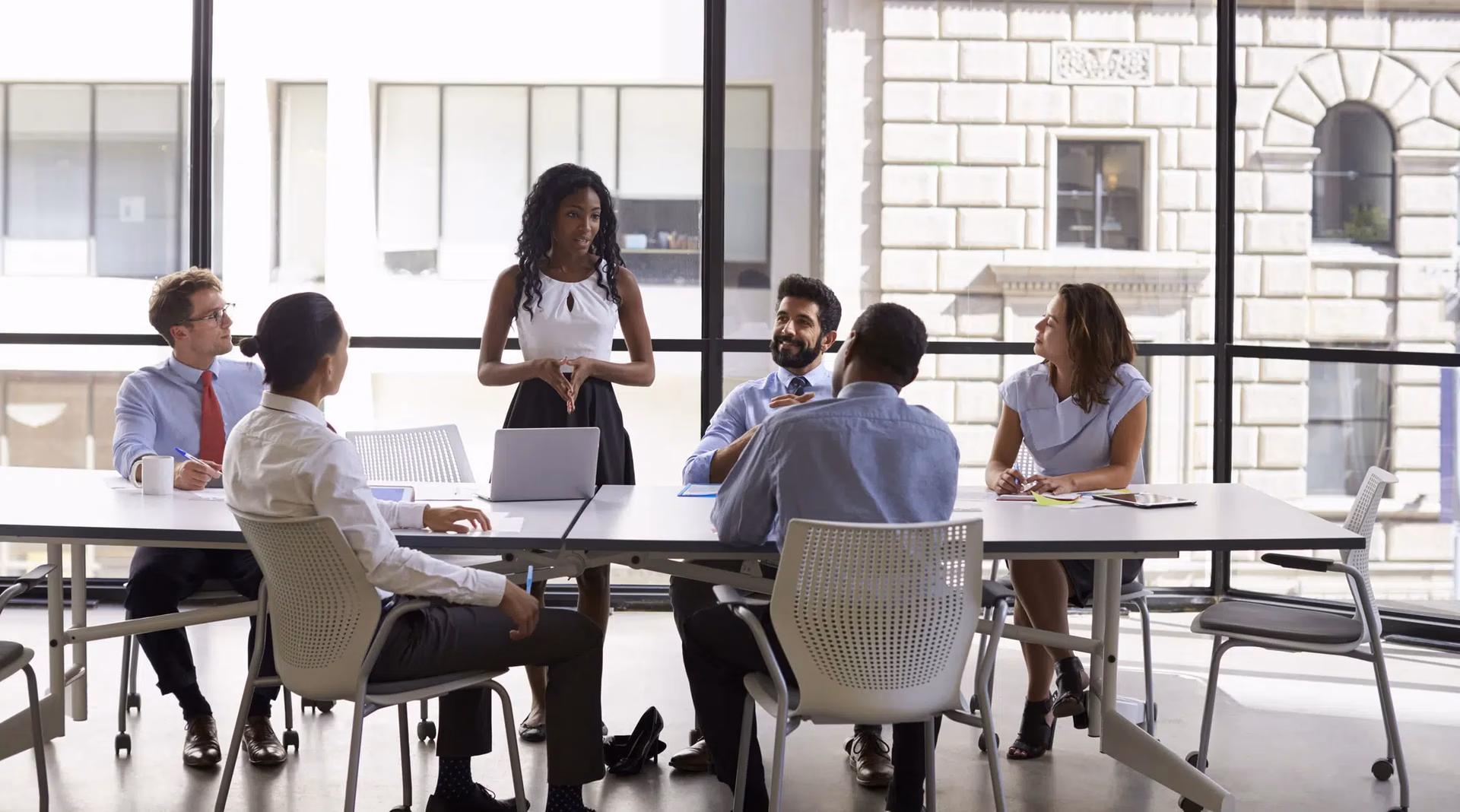 ¿Cómo invitar a una reunión en inglés?